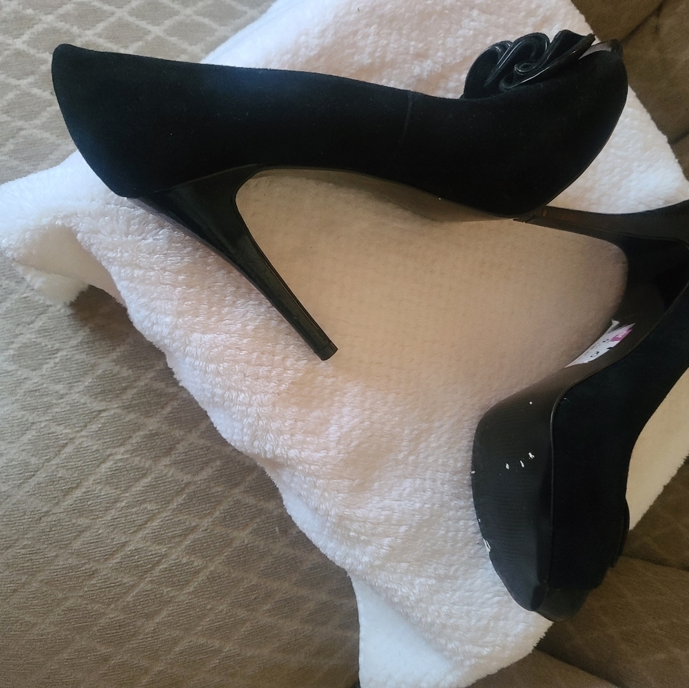 Steve Madden black suede open toe shoe
